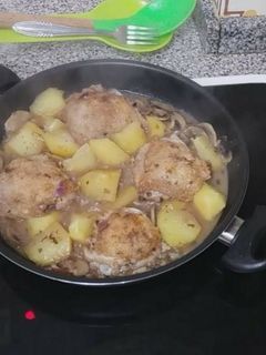 Una foto de Pollo guisado con patatas