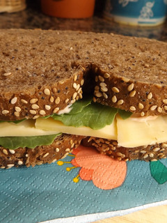 Una foto de Bocadillo de jamón, queso gouda y hojas de kale