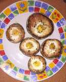 Champiñones rellenos con huevos de codorniz al horno