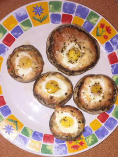 Una foto de Champiñones rellenos con huevos de codorniz al horno