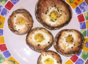 Una foto de Champiñones rellenos con huevos de codorniz al horno