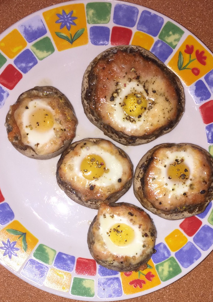 Una foto de Champiñones rellenos con huevos de codorniz al horno