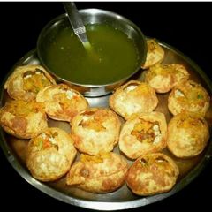 A picture of Gol gappe.