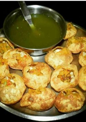 A picture of Gol gappe.
