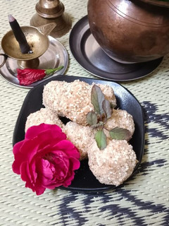 मावा तिल के लड्डू (Mava til ke laddu recipe in Hindi) रेसिपी मुख्य फोटो