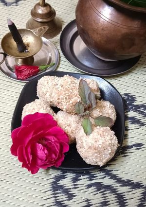 मावा तिल के लड्डू (Mava til ke laddu recipe in Hindi) रेसिपी मुख्य फोटो