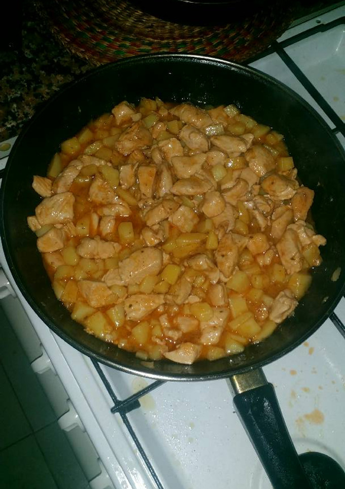 Una foto de Pechugas con cerveza y patatas😋