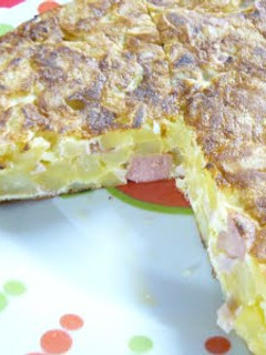 Una foto de Tortilla de papas y panchos