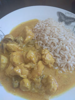 Una foto de Pollo al curry con champiñones