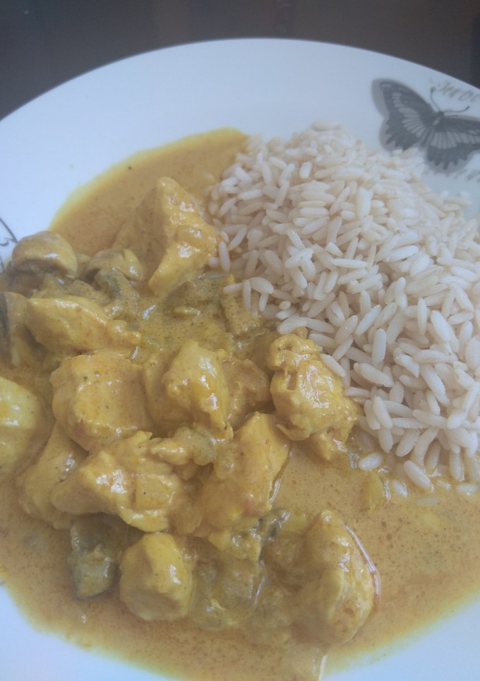 Una foto de Pollo al curry con champiñones
