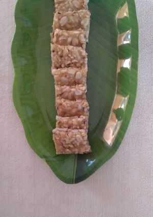શીંગ ની ચીક્કી (Shing Chikki Recipe In Gujarati) રેસીપી મુખ્ય ફોટો
