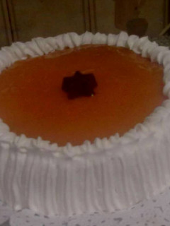 Una foto de Tarta de crema de naranja con flanin y nata