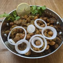A picture of Mosambi chana masala.