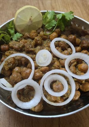 A picture of Mosambi chana masala.