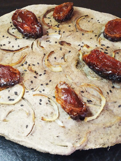 Una foto de Pizza sin gluten, integral, vegana, sin levadura, de sarraceno y cebolla 🌱