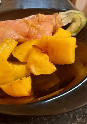 Són sült csirkecomb, sütőben sült krumpli, ubi salátával recept fotója