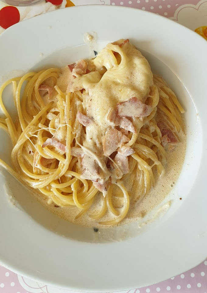 Una foto de Espaguetis con bacon y bechamel con nata