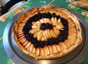 Une photo de Tarte aux pommes et mûres du jardin pâte brisée à la liqueur de mûres