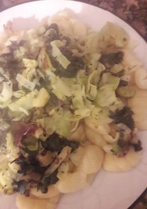 Una foto de Fideos con revuelto de Bruselas y acelga