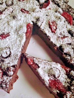 Una foto de Brownie de chía, chocolate y frutas, sin harina
