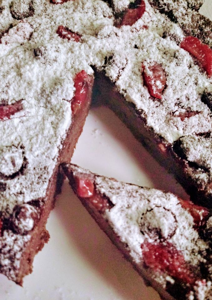 Una foto de Brownie de chía, chocolate y frutas, sin harina