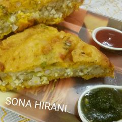 A picture of Stuffed bread pakoda.