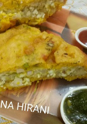 A picture of Stuffed bread pakoda.