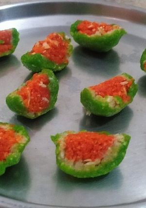 कोकोनट काजू वॉटरमिलन बर्फी (Coconut kaju watermelon barfi recipe in marathi) रेसिपी चे मुख्य फोटो 