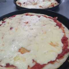 Una foto de Pizza, receta de Resto famoso