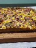 Tarta de jamón, queso, cebollas caramelizadas y champiñones