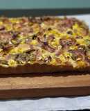Tarta de jamón, queso, cebollas caramelizadas y champiñones