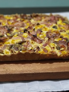 Una foto de Tarta de jamón, queso, cebollas caramelizadas y champiñones