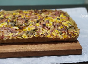 Una foto de Tarta de jamón, queso, cebollas caramelizadas y champiñones