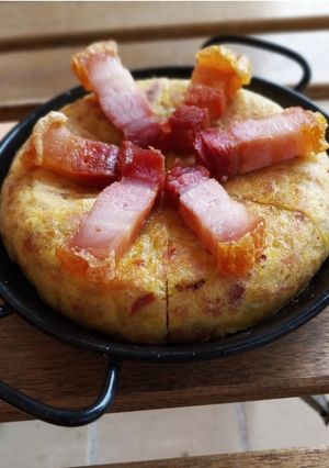 Una foto de Tortilla de torreznos y patatas