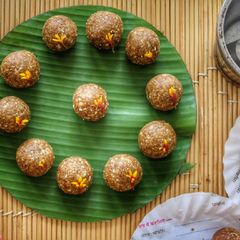 A picture of Traditional peanut sesame fudge balls.