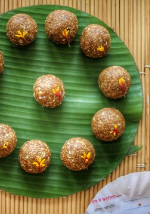 A picture of Traditional peanut sesame fudge balls.