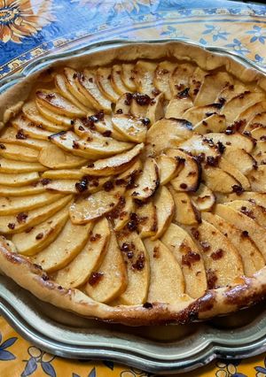 Une photo de Tarte fine pommes cranberries / pâte sablée crème et vanille