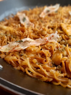 Una foto de Fideuá de bacalao y carpaccio de gambas