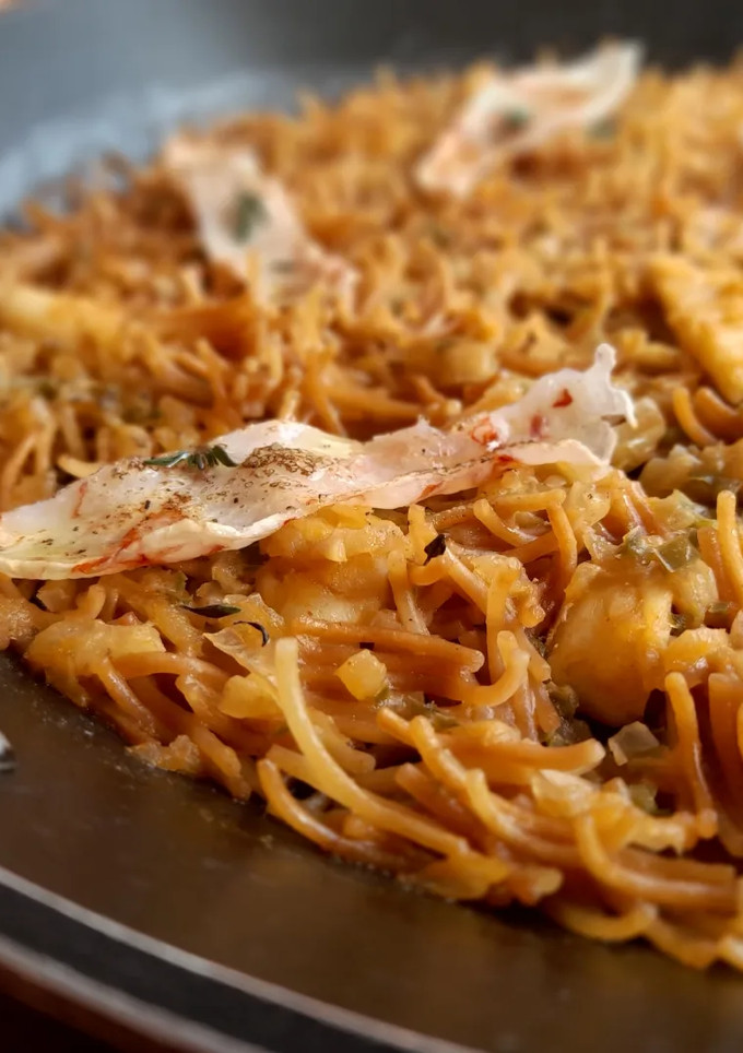 Una foto de Fideuá de bacalao y carpaccio de gambas