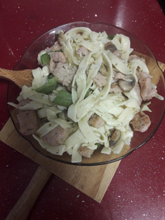 Una foto de Nidos con carne y verduras🍝