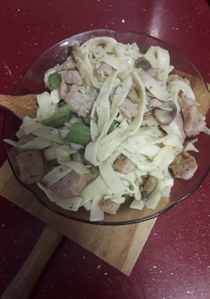 Una foto de Nidos con carne y verduras🍝
