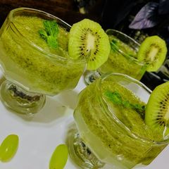 A picture of Kiwi grapes mojito.
