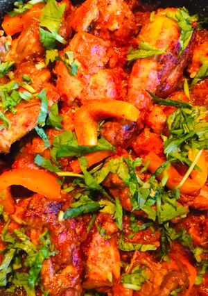 A picture of Roast chicken with chunky pepper.