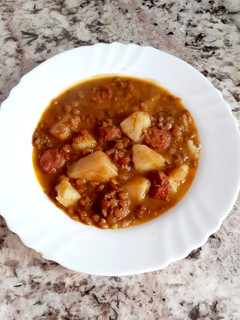 Una foto de Lentejas con chorizo y verduras 🍲