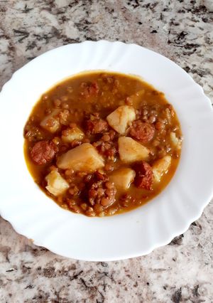 Una foto de Lentejas con chorizo y verduras 🍲