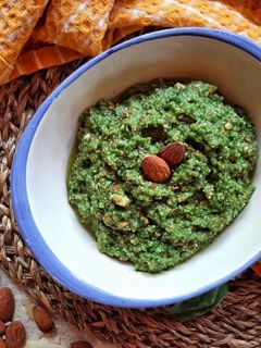 Foto di Pesto di rucola e mandorle tostate