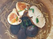 Una foto de sopa de hongos shiitake