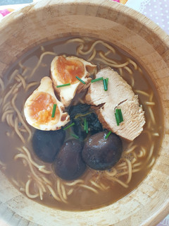 Una foto de Ramen de pollo y cerdo 🍜