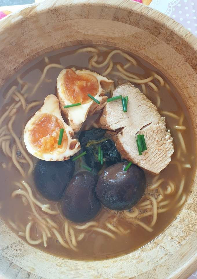 Una foto de Ramen de pollo y cerdo 🍜
