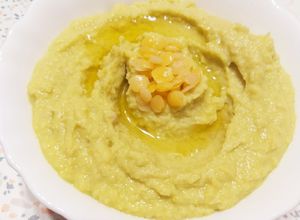 O poză a rețetei Humus din linte și avocado.